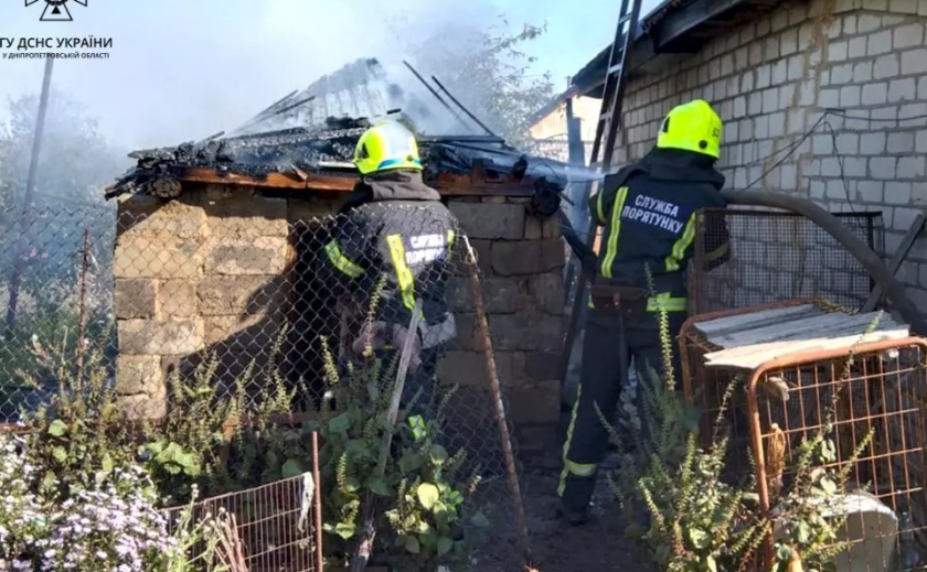 Вогонь ледь не перекинувся на будинок: у Дніпровському районі рятувальники ліквідували займання господарчої споруди