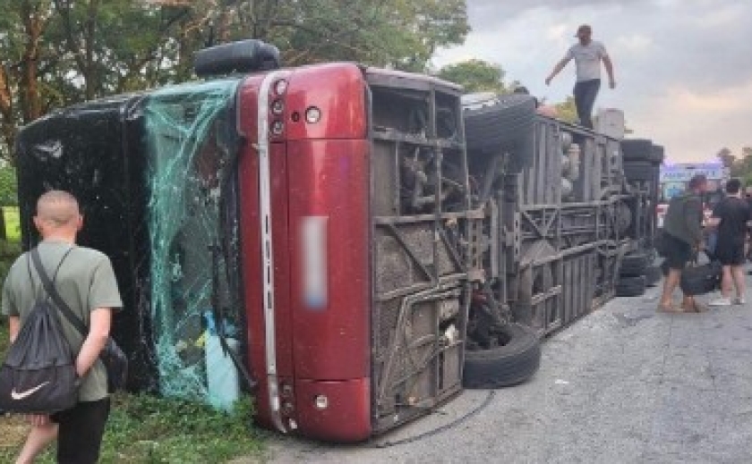 У Дніпровському районі пасажирський автобус потрапив у ДТП: загинув чоловік У Дніпровському районі пасажирський автобус потрапив у ДТП: загинув чоловік